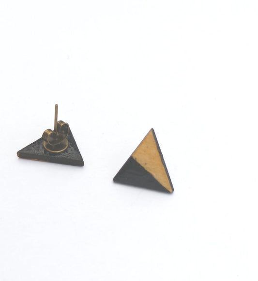 Boucle d'oreille en bois. Triangle naturel/noir