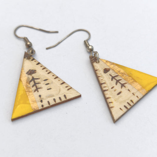 Boucle d'oreille en bois. Triangle jaune