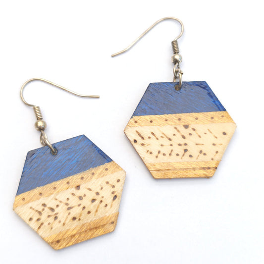 Boucle d'oreille en bois. Hexagone bleu/naturel