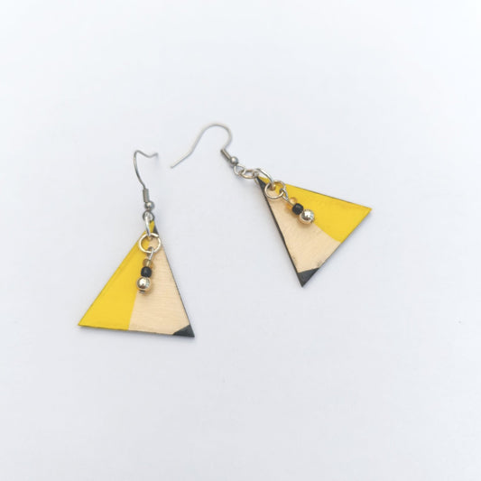 Boucle d'oreille en bois. Triangle jaune/noir