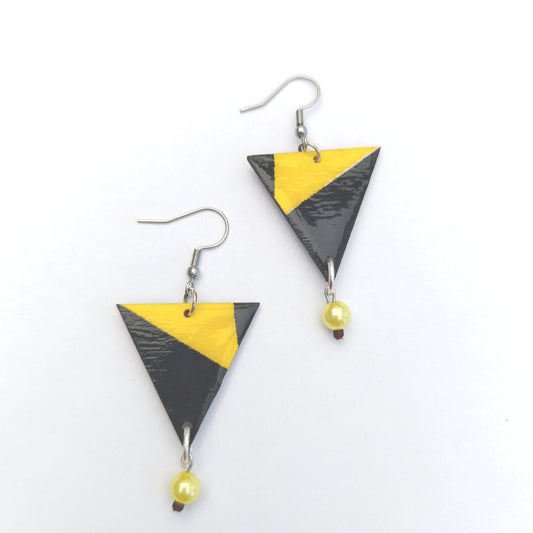 Boucle d'oreille en bois. Triangle renversé jaune/noir