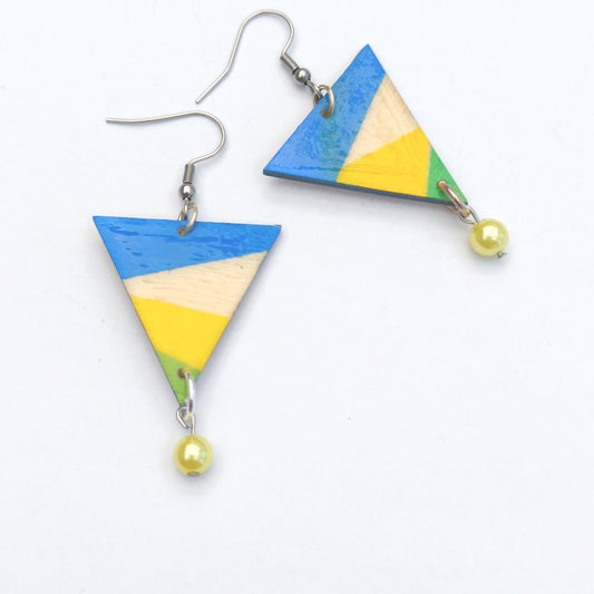 Boucle d'oreille en bois. Triangle renversé jaune/bleu