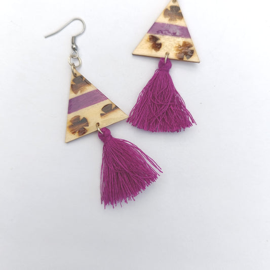 Boucle d'oreille en bois. Triangle violet